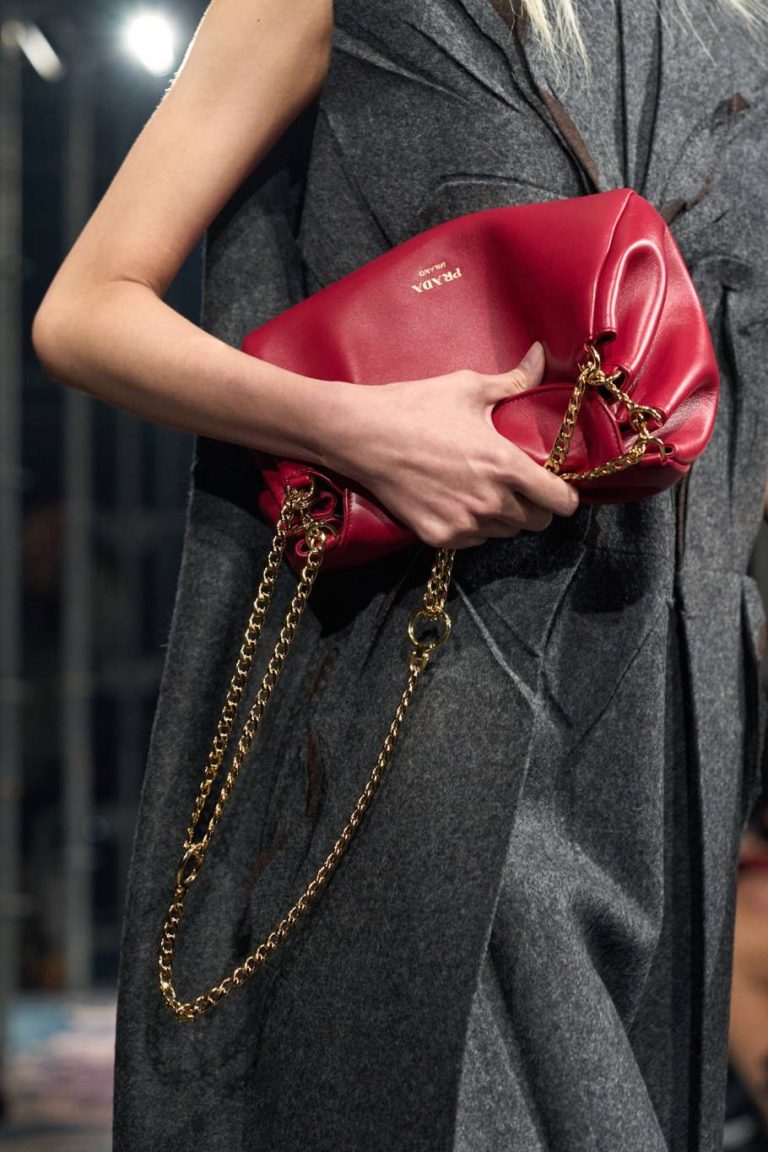 أكسسوارات
                        الجلد والمخمل يتوّجان موضة الحقائب لشتاء 2026: أناقة تجمع بين الفخامة والدفء
                        
                            12 تشرين الثاني 2025