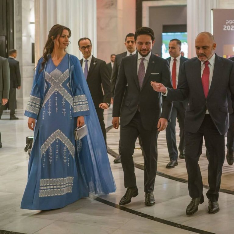 إطلالات المشاهير
                        الأميرة رجوة تحتفي بالتراث بإطلالة زرقاء مفعمة بالهدوء في اليوبيل الماسي لاتحاد الكرة
                        
                            26 تشرين الثاني 2025