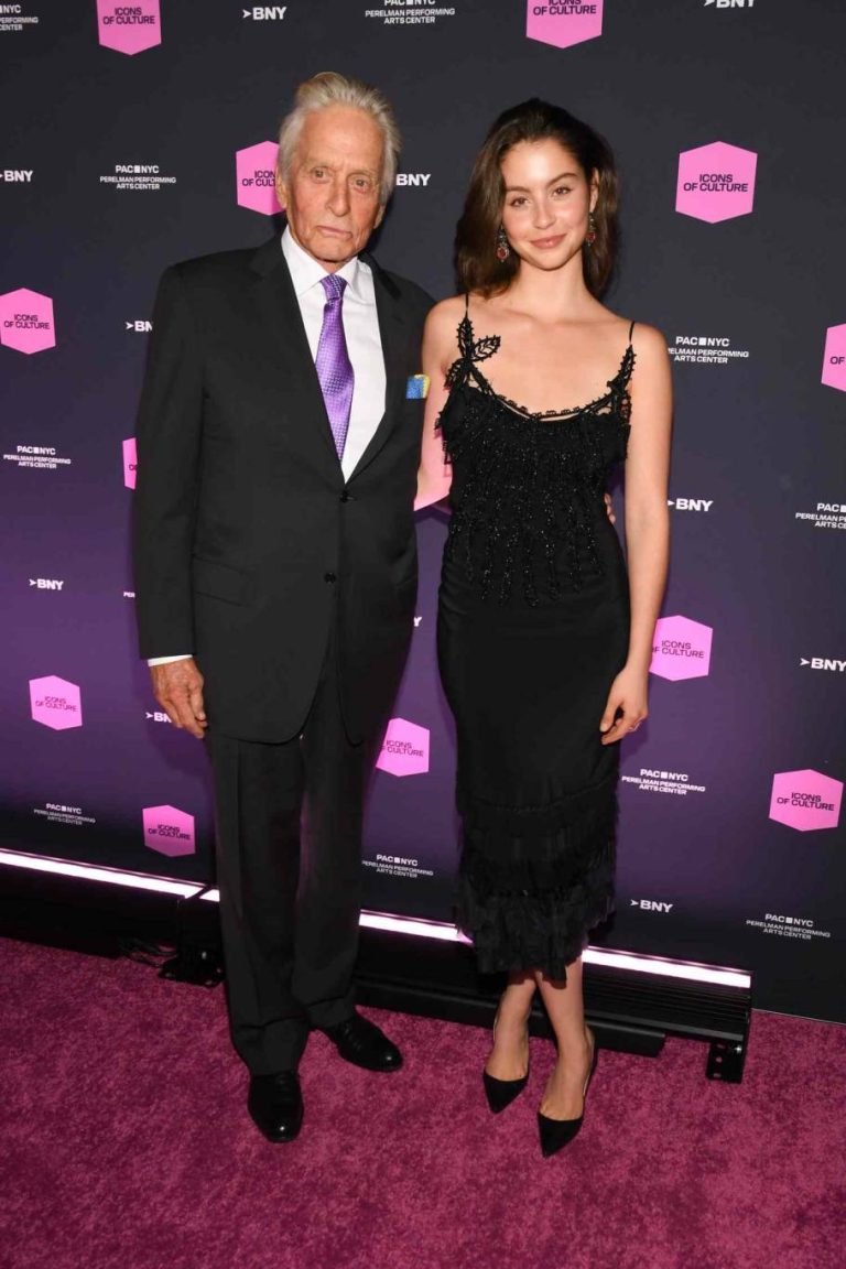 إطلالات النجوم
                        ابنة كاثرين زيتا جونز ومايكل دوغلاس… ترتدي فستان والدتها الأسود الأيقوني بعد 20 عاماً
                        
                            30 تشرين الأول 2025 إطلالات النجوم
                        ابنة كاثرين زيتا جونز ومايكل دوغلاس... ترتدي فستان والدتها الأسود الأيقوني بعد 20 عاماً
                        
                            30 تشرين الأول 2025