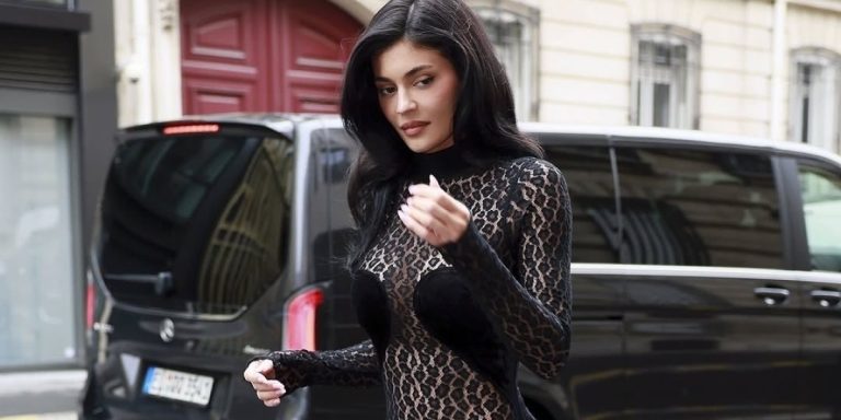 إطلالات جديدة للنجمات في أسبوع الأزياء الراقية بباريس وكايلي جينر بفستان فينتاج أنيق إطلالات جديدة للنجمات في أسبوع الأزياء الراقية بباريس وكايلي جينر بفستان فينتاج أنيق