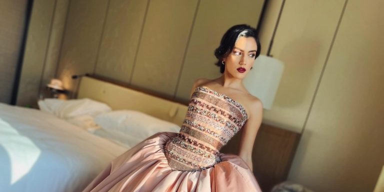 إليكم أجمل وأحدث إطلالات النجمات بفساتين من إبداع رامي قاضي تزامنًا مع افتتاحه معرضًا للفن التشكيلي إليكم أجمل وأحدث إطلالات النجمات بفساتين من إبداع رامي قاضي تزامنًا مع افتتاحه معرضًا للفن التشكيلي