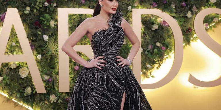 اجعلي أناقتك ملكية في سهرات الشتاء بهذه الصيحة التي تعشقها النجمات.. شاهدي الصور