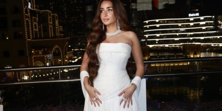 اختيارات هادئة تعكس رقتها.. إطلالات هنا الزاهد بالأبيض ناعمة في الصباح وتزداد جاذبية في السهرة اختيارات هادئة تعكس رقتها.. إطلالات هنا الزاهد بالأبيض ناعمة في الصباح وتزداد جاذبية في السهرة