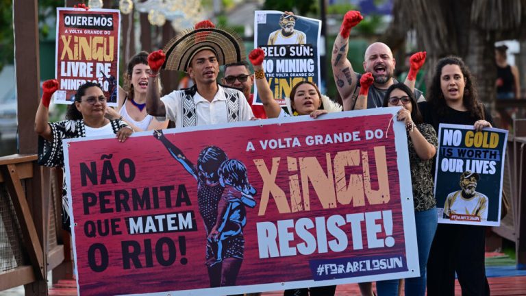 البرازيل: آلاف الأشخاص يجوبون شوارع بيليم في مسيرة حاشدة للدفاع عن المناخ البرازيل: آلاف الأشخاص يجوبون شوارع بيليم في مسيرة حاشدة للدفاع عن المناخ