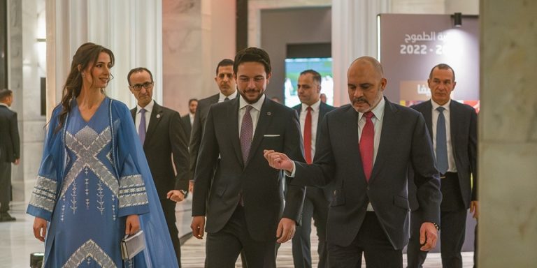الثقة والقوة شعار نساء العائلة الملكية بالأردن في إطلالاتهن بدرجات الأزرق.. شاهدي أناقة كل منهن