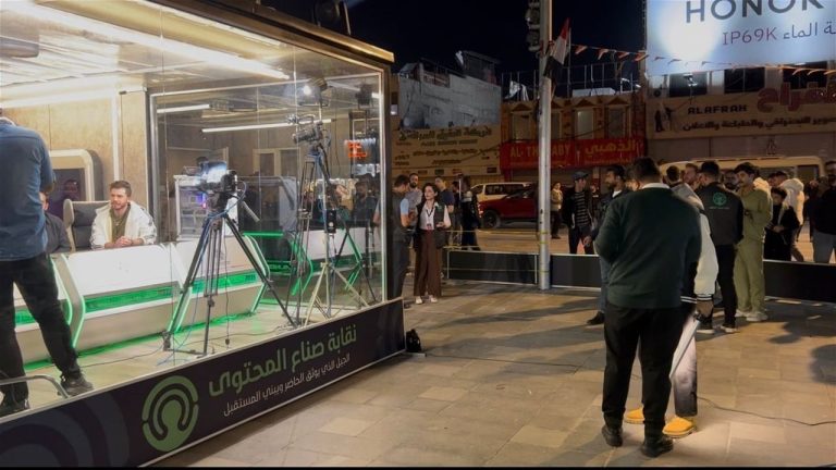 السيد الصدر يرسل وفدا الى غرفة التبرعات في ساحة التحرير