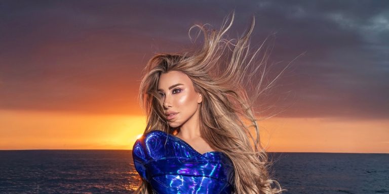 الفساتين الميتاليك تمنحك إطلالة آسرة في المناسبات الخريفية فاستوحي أجمل التصميمات من عاشقات الموضة