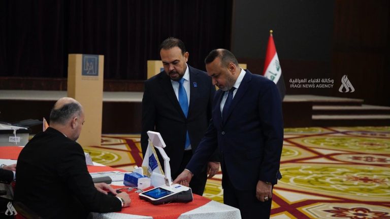 الوزراء يدلون بأصواتهم خلال الانتخابات البرلمانية 2025