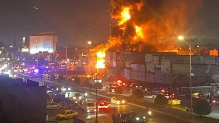 اندلاع حريق كبير في محال تجارية شمالي بغداد اندلاع حريق كبير في محال تجارية شمالي بغداد