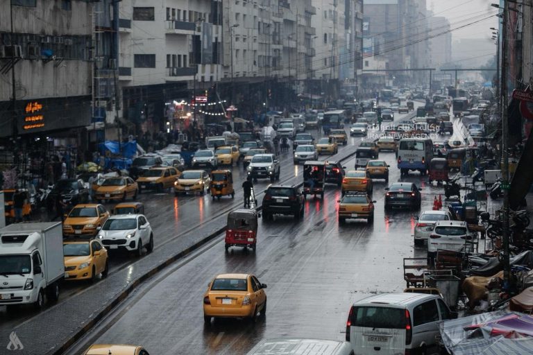 بالصور.. العاصمة بغداد تحتضن أول موجة أمطار