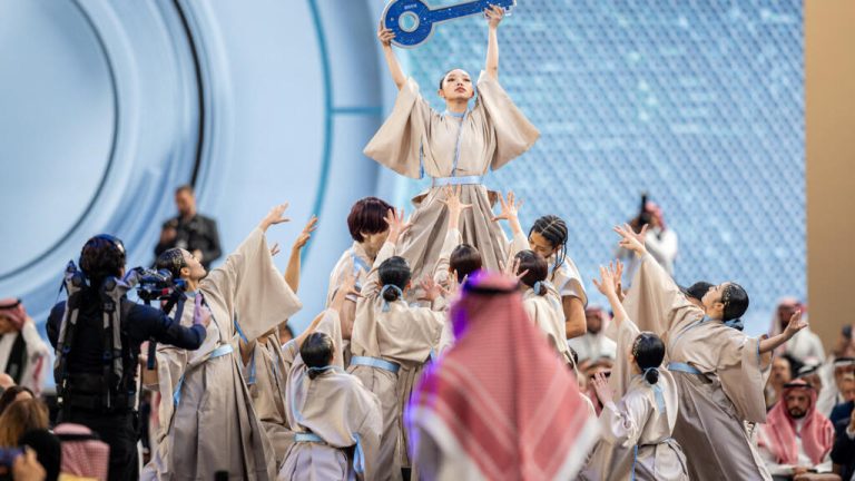 بحضور قادة المال والأعمال… السعودية تطلق منتدى “مبادرة مستقبل الاستثمار” بحضور قادة المال والأعمال... السعودية تطلق منتدى "مبادرة مستقبل الاستثمار"