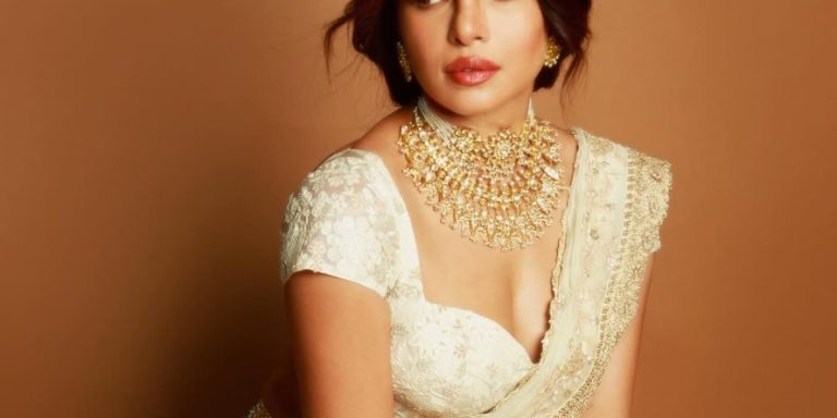 بريانكا شوبرا تعبر عن أناقتها بزي تراثي فاخر .. نظرة على إطلالاتها الهندية تزامنا مع الإعلان عن فيلمها الجديد