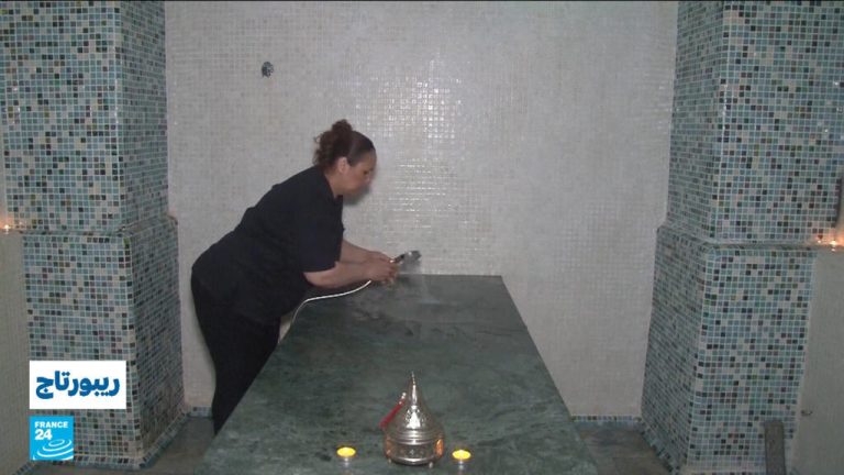 بين البخار والعطر… الحمّام المغربي يحتفظ بسحره رغم تغيّر الزمن بين البخار والعطر... الحمّام المغربي يحتفظ بسحره رغم تغيّر الزمن