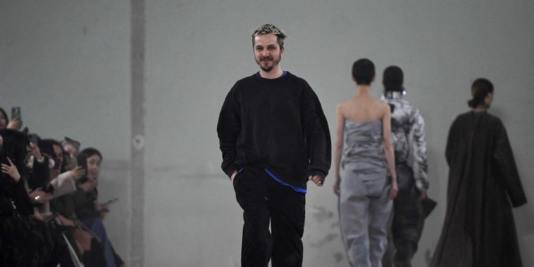 تغييرات جديدة في عالم الموضة.. غلين مارتنز مديرًا إبداعيًا لـ Maison Margiela