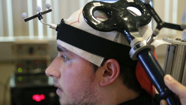 ثورة تكنولوجيا الأعصاب قد تساعد المصابين بالشلل على التحكم بحركاتهم أو حتى المشي