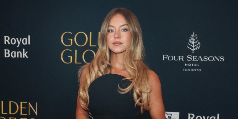 سيدني سويني تحتفل بـ”Christy” بإطلالات تعبر عن قوة شخصيتها.. صور تكشف أسلوبها الاستثنائي سيدني سويني تحتفل بـ"Christy" بإطلالات تعبر عن قوة شخصيتها.. صور تكشف أسلوبها الاستثنائي