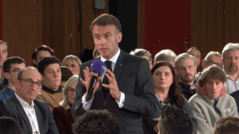 فرنسا.. حظر الهواتف المحمولة داخل المعاهد