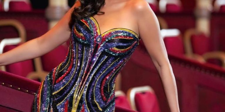 فساتينها المرصعة تثير الإعجاب.. استعدي لأناقة براقة في سهرات الخريف على خطى أنغام فساتينها المرصعة تثير الإعجاب.. استعدي لأناقة براقة في سهرات الخريف على خطى أنغام