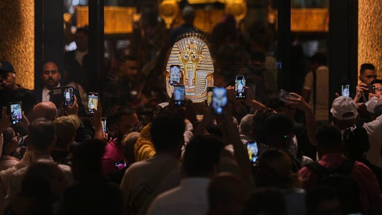 فيديو. بعد عقدين من التحضير… المتحف المصري الكبير يُفتح رسميًا أمام الزوار فيديو. بعد عقدين من التحضير... المتحف المصري الكبير يُفتح رسميًا أمام الزوار