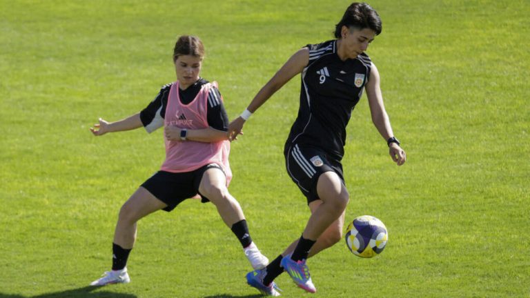 لاجئات أفغانيات يحوّلن كرة القدم إلى ميدان للمقاومة والأمل