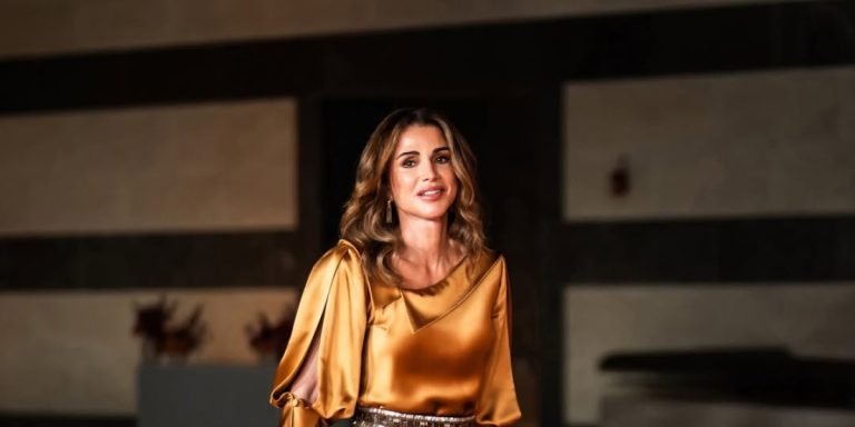 لمسة الحرير إضافة فخمة في أحدث إطلالات الملكة رانيا.. بالصور لمسة الحرير إضافة فخمة في أحدث إطلالات الملكة رانيا.. بالصور
