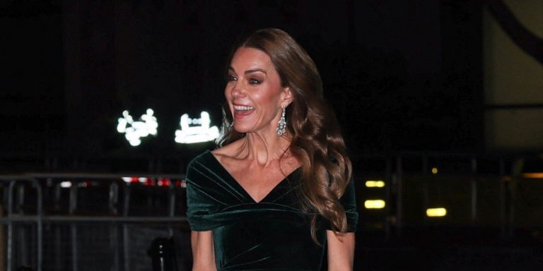 مرات نادرة استعانت فيها كيت ميدلتون بتفاصيل "المخمل" الراقية في إطلالاتها وتبهر محبيها بأحدث ظهور