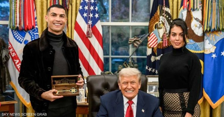 هدية ترامب إلى رونالدو.. صممها بنفسه