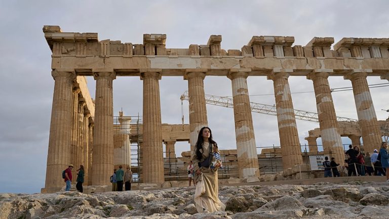 ورثها عن والده.. رجل يعيد إلى اليونان قطعة أثرية عمرها 2600 عام ورثها عن والده.. رجل يعيد إلى اليونان قطعة أثرية عمرها 2600 عام