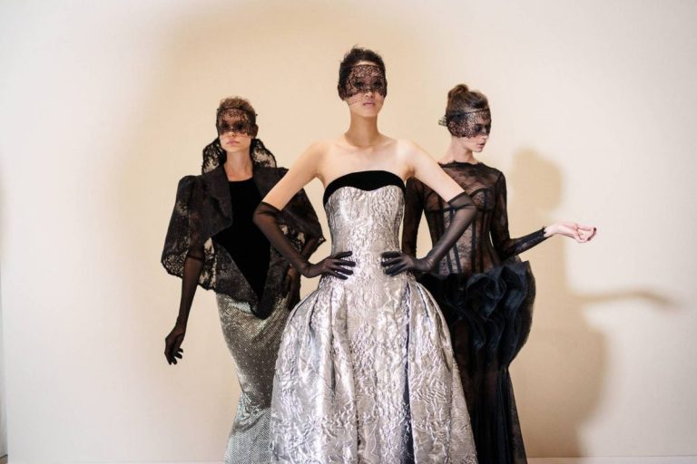 أزياء
                        إطلالات فخمة وبريق ساحر لإطلالة مبهرة في الأعياد
                        
                            21 كانون الأول 2025