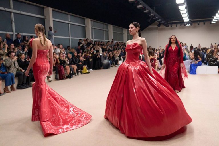 أزياء
الفساتين الحمراء: الصيحة الأكثر جرأةً في موضة موسم الشتاء 2026
09 كانون الأول 2025 أزياء
الفساتين الحمراء: الصيحة الأكثر جرأةً في موضة موسم الشتاء 2026
09 كانون الأول 2025