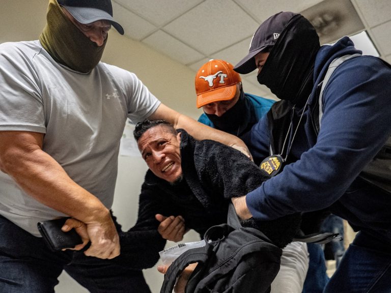 إدارة ترامب تصدر قرارا بشأن الهجرة وتفصل قضاة مكلفين بها | أخبار