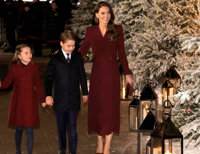 إطلالات المشاهير
                        كيت ميدلتون والأميرة شارلوت بإطلالات متناسقة في قصر باكنغهام
                        
                            17 كانون الأول 2025