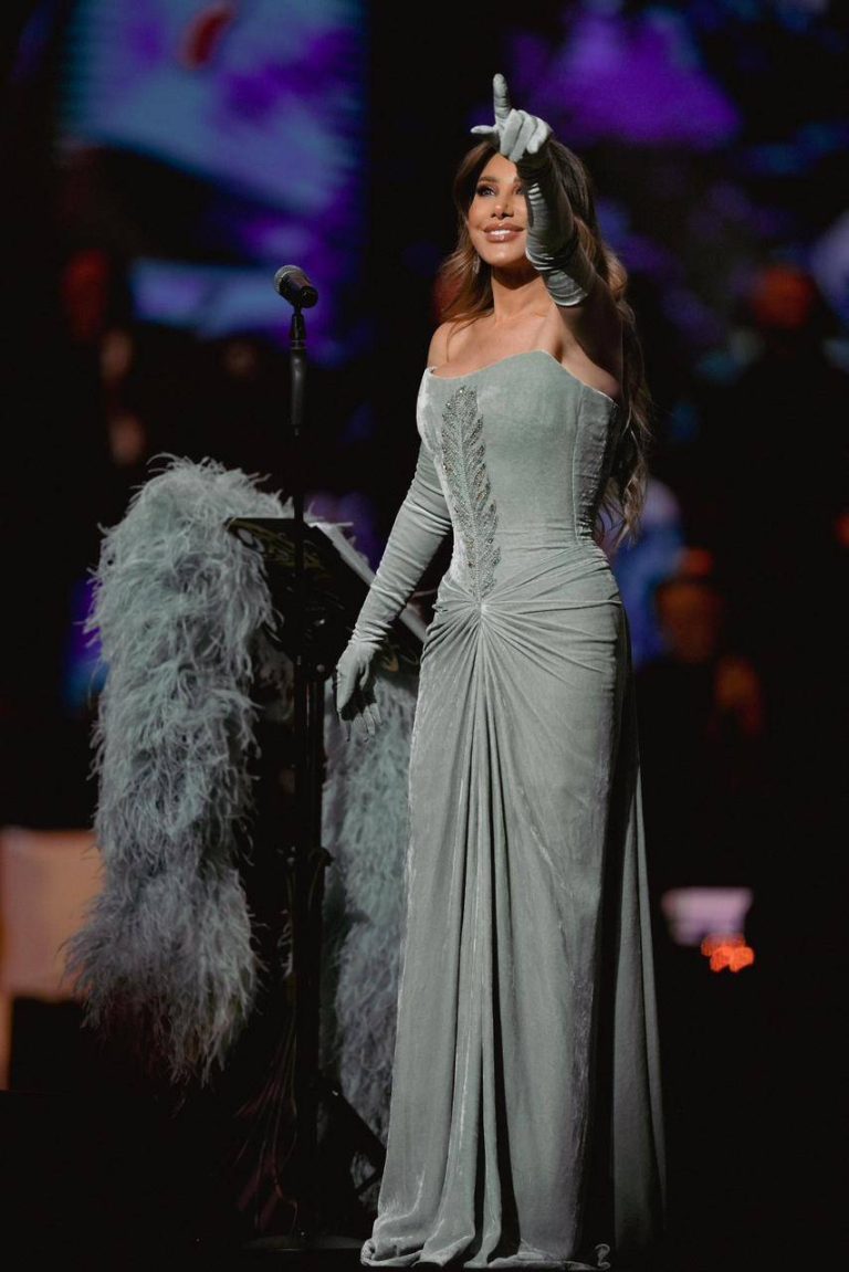 إطلالات النجوم
                        نجوى كرم تنسق فستانها الضيق بصيحة الفرو الفاخرة
                        
                            21 كانون الأول 2025