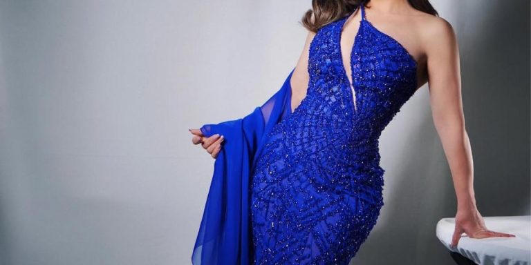 الأزرق بتدرجاته يتصدّر المشهد في حصاد 2025… إليكِ أجمل 10 فساتين سهرة للنجمات بهذا اللون