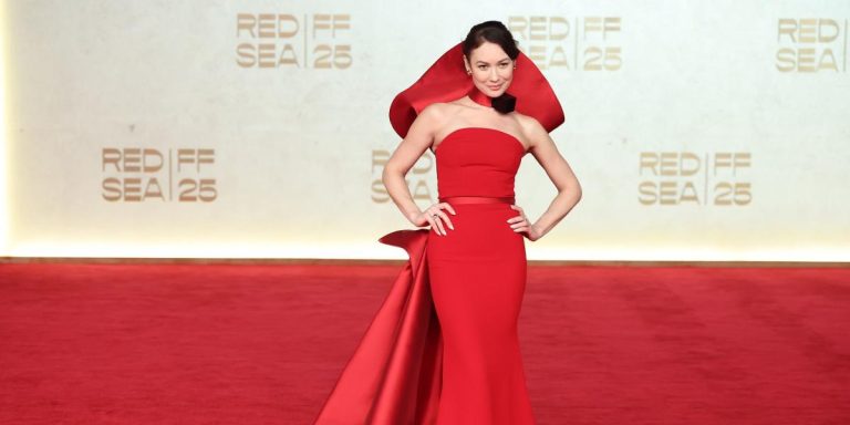البصمة السعودية حاضرة بقوة.. لمسات المصممين العرب تطبع أناقة النجمات على السجادة الحمراء في ختام مهرجان البحر الأحمر 2025 البصمة السعودية حاضرة بقوة.. لمسات المصممين العرب تطبع أناقة النجمات على السجادة الحمراء في ختام مهرجان البحر الأحمر 2025