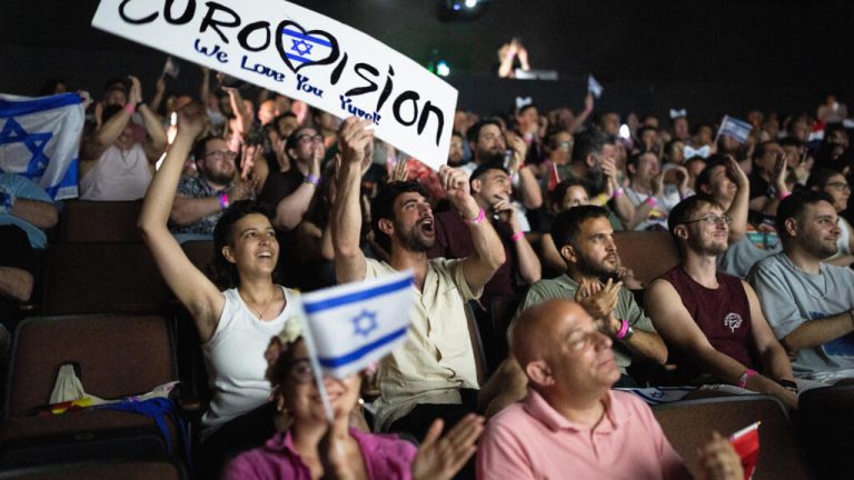 الفائز بمسابقة يوروفيجن لعام 2024 يعيد الكأس احتجاجا على مشاركة إسرائيل