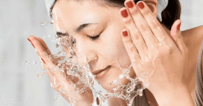 الماء البارد أم الساخن.. أيّهما الأفضل لغسل الوجه؟ الماء البارد أم الساخن.. أيّهما الأفضل لغسل الوجه؟