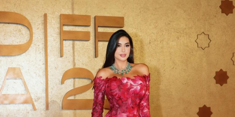 النجمات يبدأن توديع 2025 بإطلالات تنبض بالحيوية بعيدًا عن الألوان والتصميمات الخريفية النجمات يبدأن توديع 2025 بإطلالات تنبض بالحيوية بعيدًا عن الألوان والتصميمات الخريفية