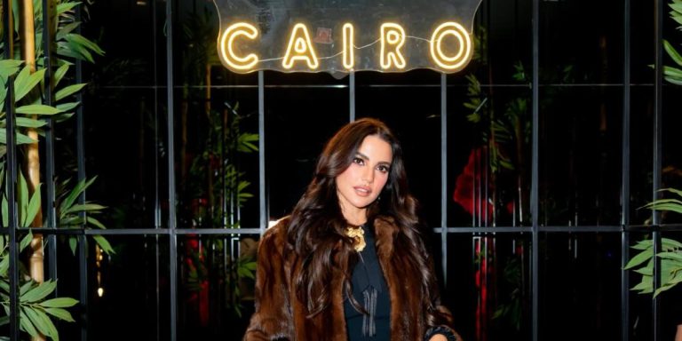 تعلمي من النجمات الظهور بأناقة شتوية فخمة من خلال لمسة الفرو في إطلالاتك.. بالصور