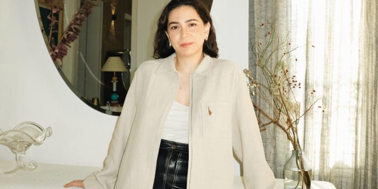 رؤية عصرية تجمع بين البساطة والابداع... ساندرا منصور لـ"هي": احتفال بالأنوثة يضيء طريق الإبتكار