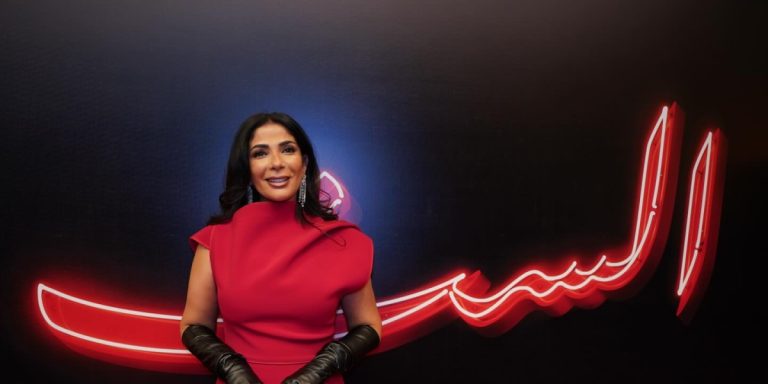 سر إصرار منى زكي على ارتداء القفازات أثناء الجولة الترويجية لفيلم "الست".. أناقة مستمدة من أسلوب أم كلثوم؟