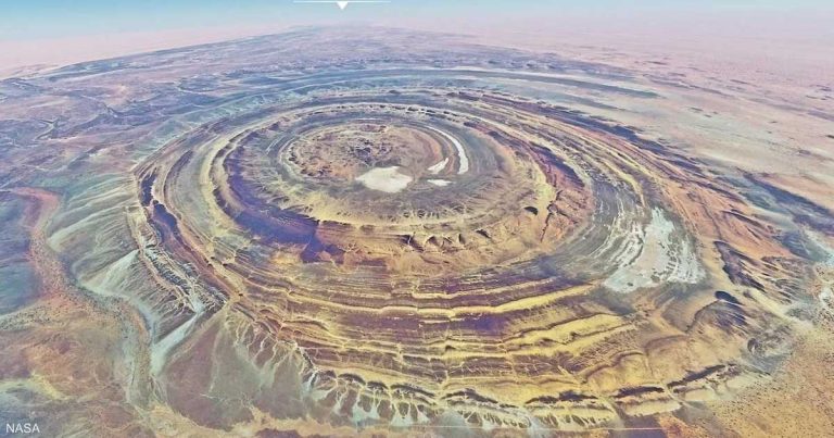 صور وفيديو.. هيكل “ريشات” المذهل في صحراء موريتانيا صور وفيديو.. هيكل "ريشات" المذهل في صحراء موريتانيا