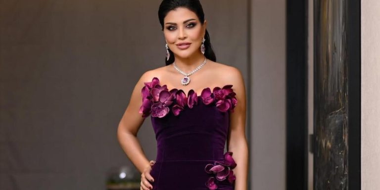 طلة راقية وحضور لافت.. فستان المخمل اختيارك الأمثل في سهرات رأس السنة طلة راقية وحضور لافت.. فستان المخمل اختيارك الأمثل في سهرات رأس السنة