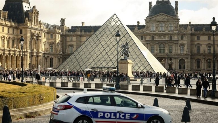 فرنسا: نواجه تهديدا مع اقتراب موسم الأعياد فرنسا: نواجه تهديدا مع اقتراب موسم الأعياد