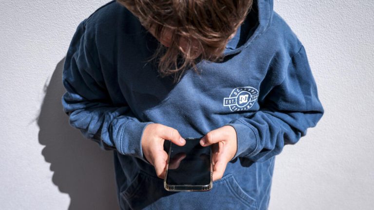 في خطوة رائدة… أستراليا أول دولة تحظر استخدام الأطفال دون 16 عاما منصات التواصل الاجتماعي في خطوة رائدة... أستراليا أول دولة تحظر استخدام الأطفال دون 16 عاما منصات التواصل الاجتماعي