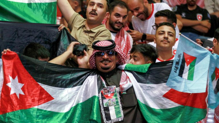 كأس العرب: الأردن يهزم السعودية 1-0 ويضرب موعدا مع المغرب في النهائي كأس العرب: الأردن يهزم السعودية 1-0 ويضرب موعدا مع المغرب في النهائي