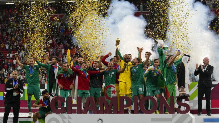 كأس العرب: الجزائر تبدأ حملة الدفاع عن اللقب والإمارات لتجاوز خيبة تصفيات المونديال كأس العرب: الجزائر تبدأ حملة الدفاع عن اللقب والإمارات لتجاوز خيبة تصفيات المونديال