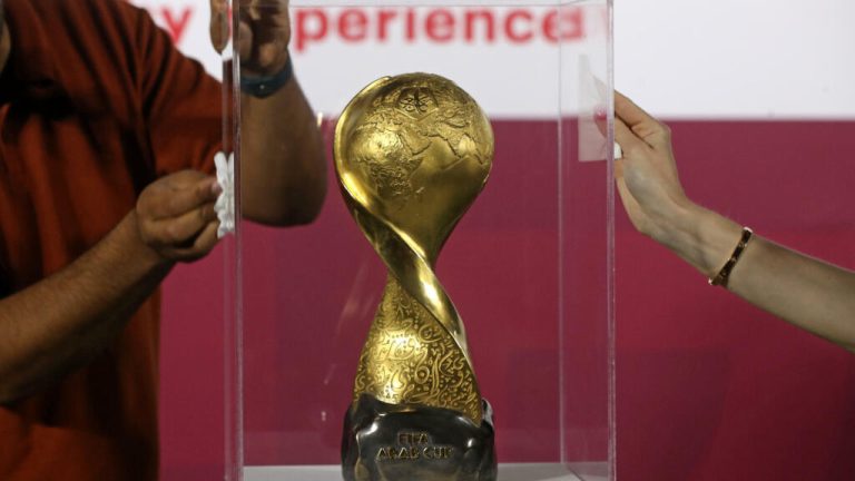 كأس العرب: الجزائر تواصل حملة الدفاع عن لقبها أمام الإمارات والأردن ينازل العراق المثقل بالغيابات كأس العرب: الجزائر تواصل حملة الدفاع عن لقبها أمام الإمارات والأردن ينازل العراق المثقل بالغيابات