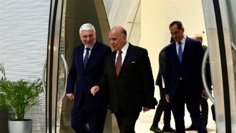 وزير الخارجية يصل قطر للمشاركة في منتدى الدوحة