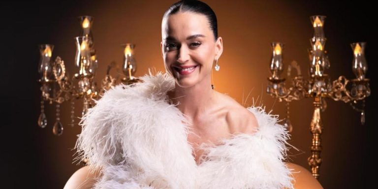 أحدثها تصميم سعودي ومعطف مضيء في الظلام.. كاتي بيري مبهرة دائما باختياراتها للأزياء أحدثها تصميم سعودي ومعطف مضيء في الظلام.. كاتي بيري مبهرة دائما باختياراتها للأزياء